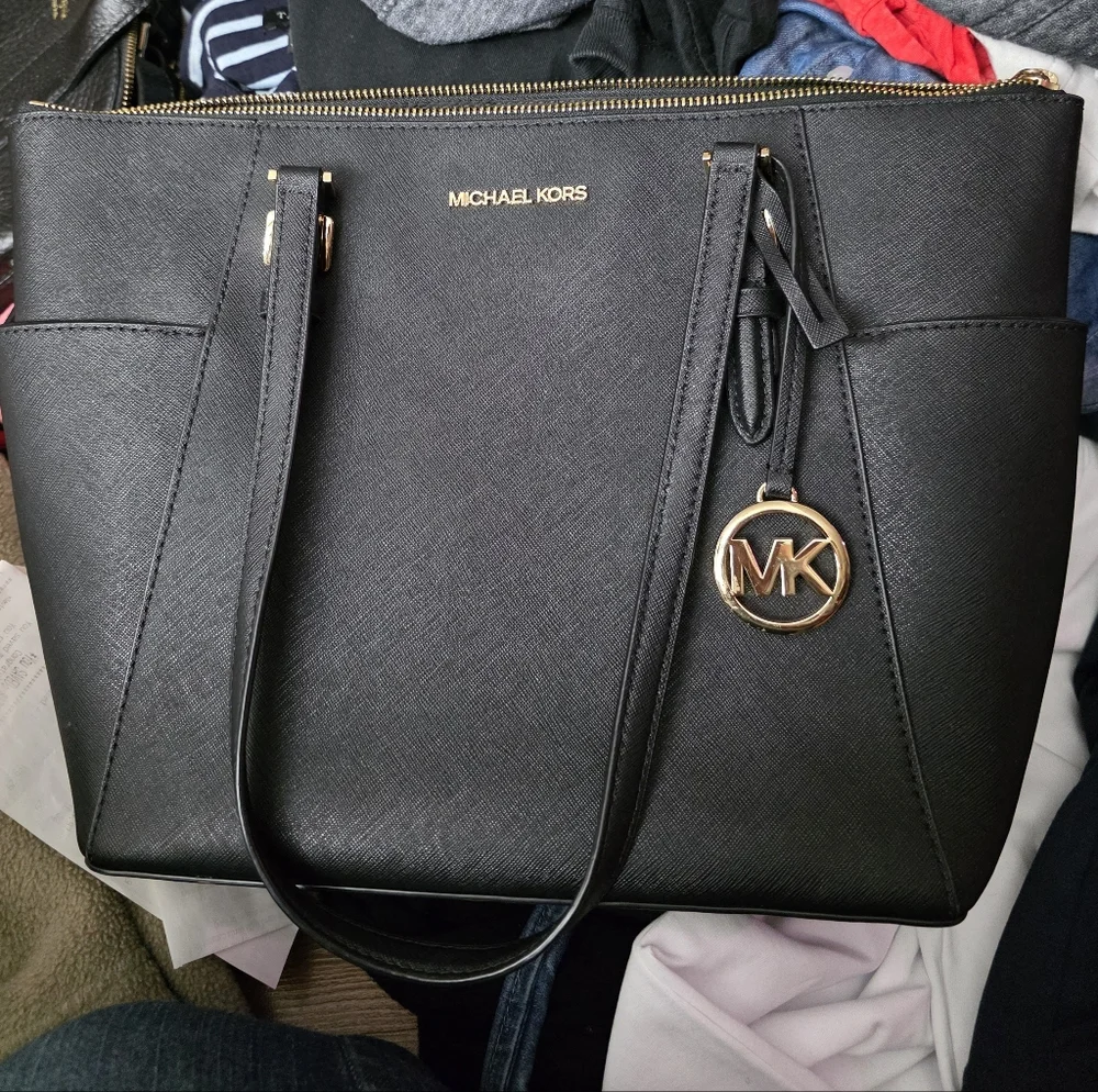 Michael Kors Black Tote Charlotte Large Saffiano Leather Top-Zip Tote Bag, BLACK - Picture 4 of 9